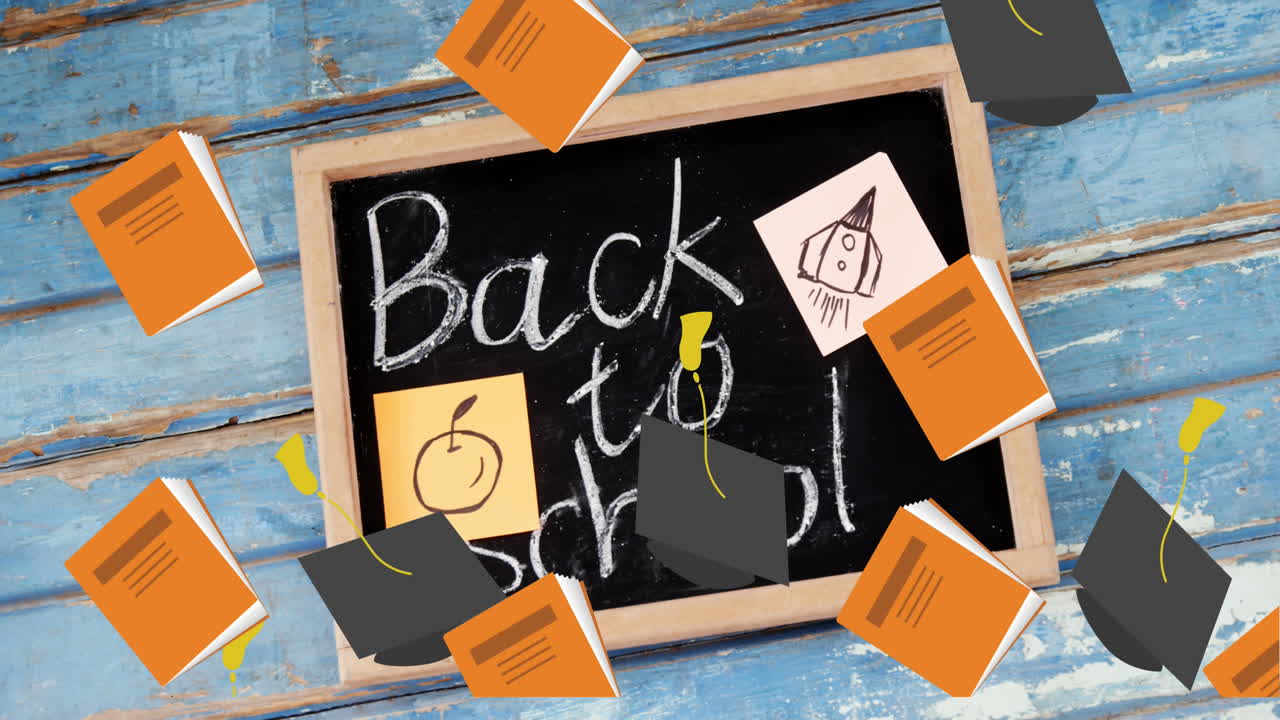 졸업 모자와 책들이 나무 표면 위의 나무 슬레이트에 있는 학교 텍스트에 뒤로 떨어지는 것