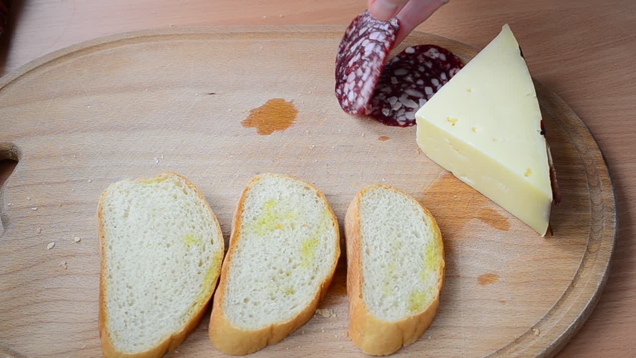 Formaggio e salsiccia. Pane e olio d'oliva