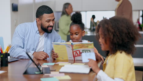 Padre,-Niños-Y-Libro-De-Lectura-Para-Aprender