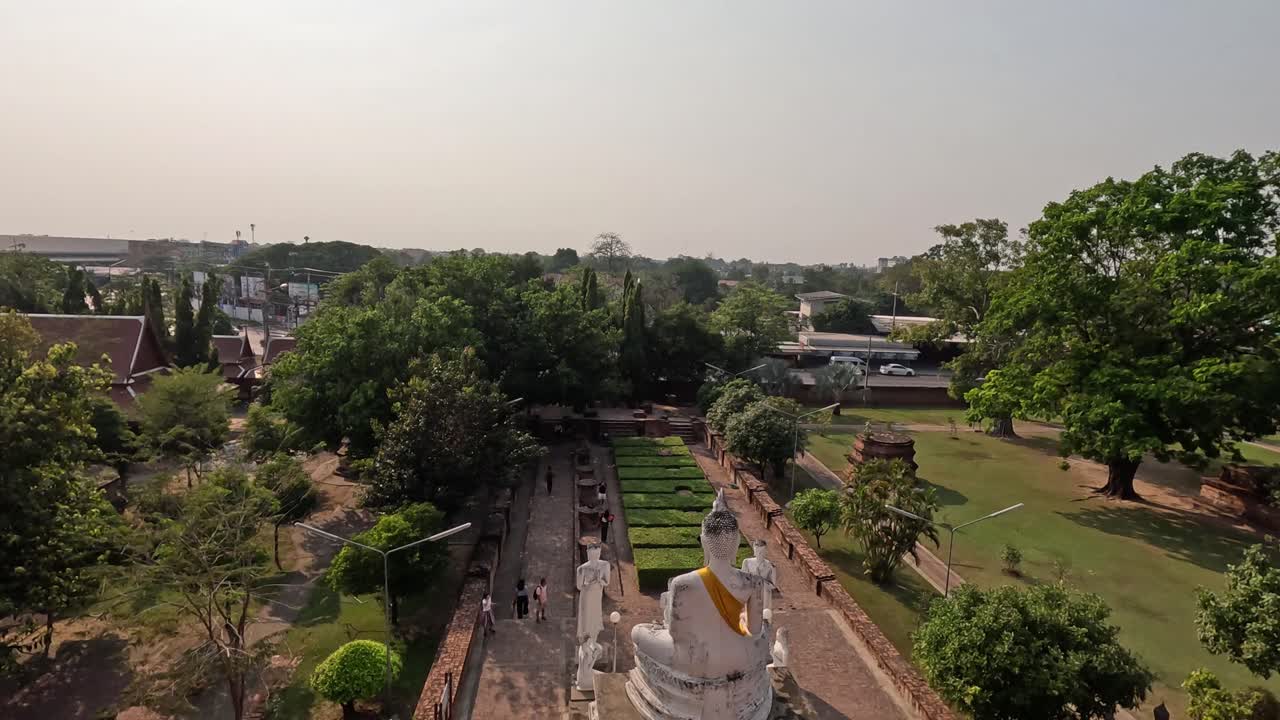imágenes de drones sobre un paisaje sereno del templo