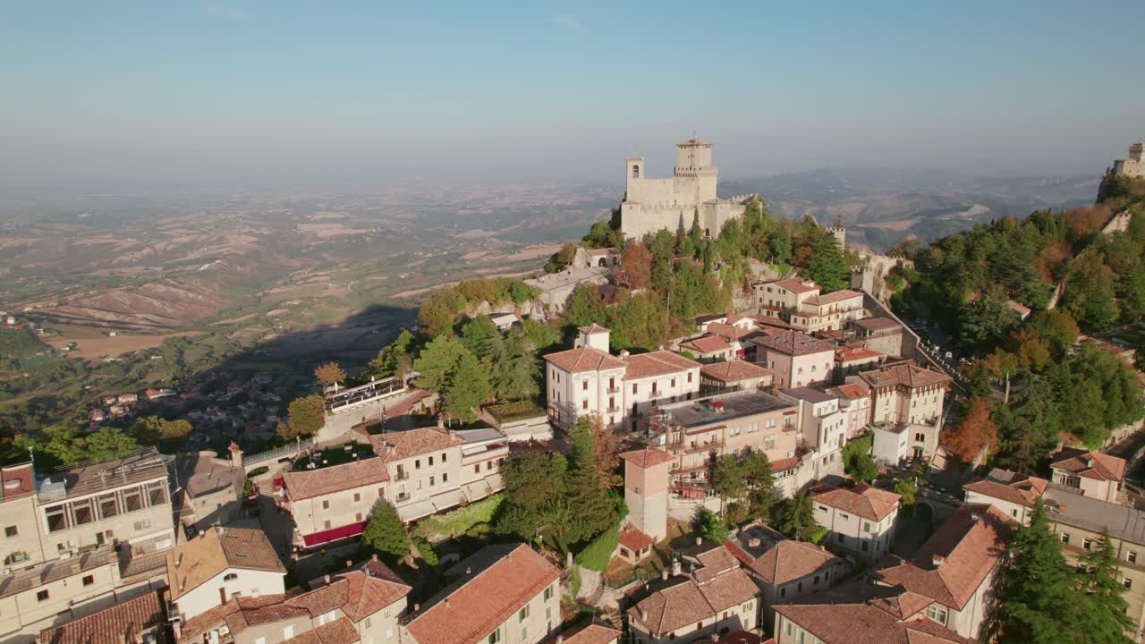 tres torres de san marino, italia, cerca en vista de avión no tripulado durante la puesta de sol