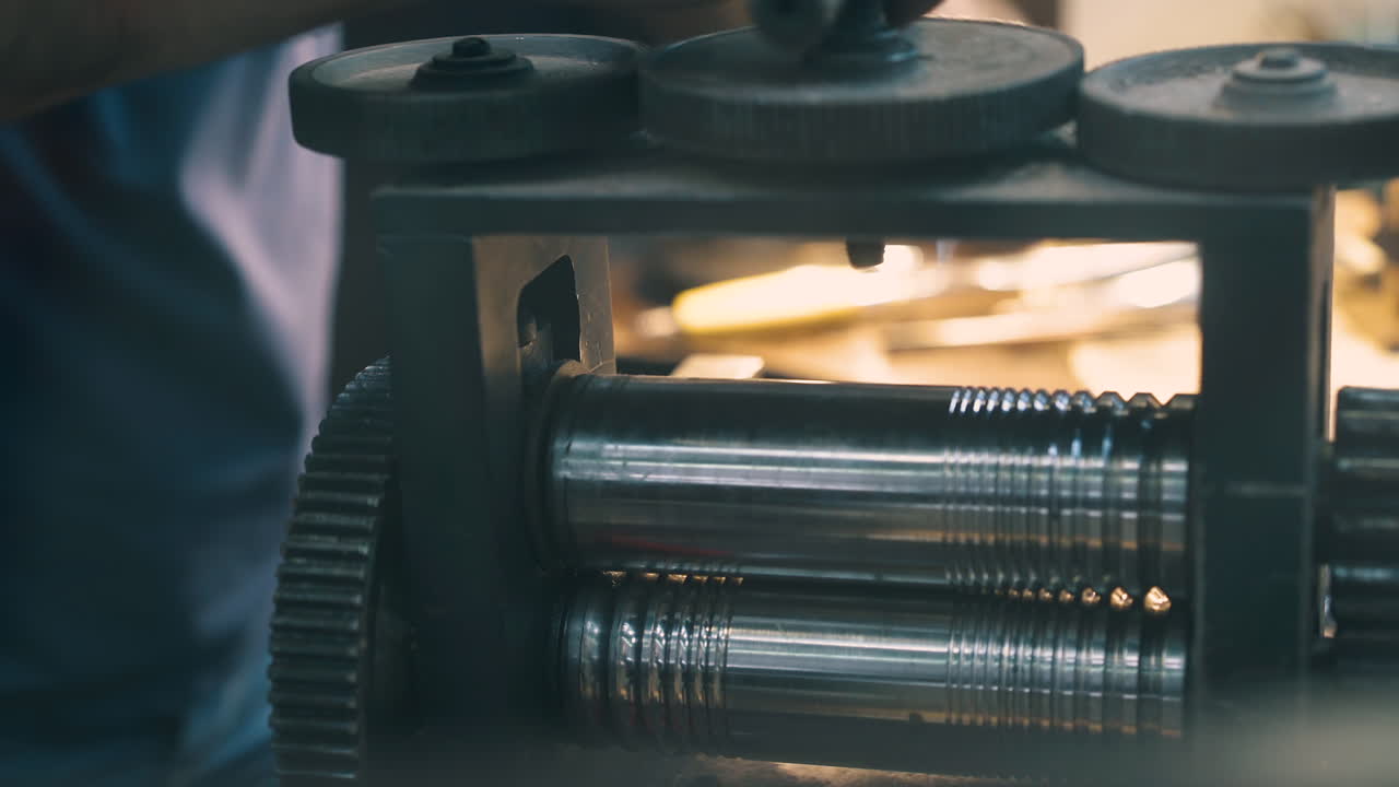 공예가 금 케이블을 작업장에서 자세히 볼 수 있습니다.