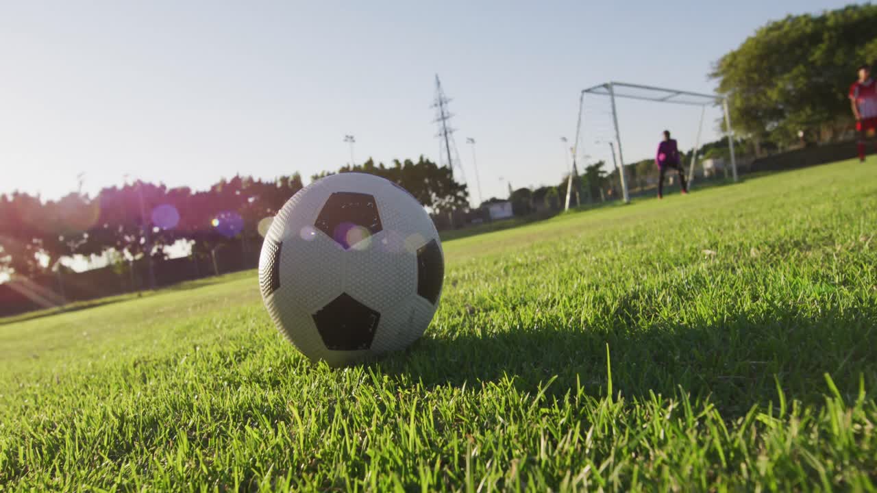 Video af en mangfoldig gruppe mandlige fodboldspillere, der spiller fodbold.