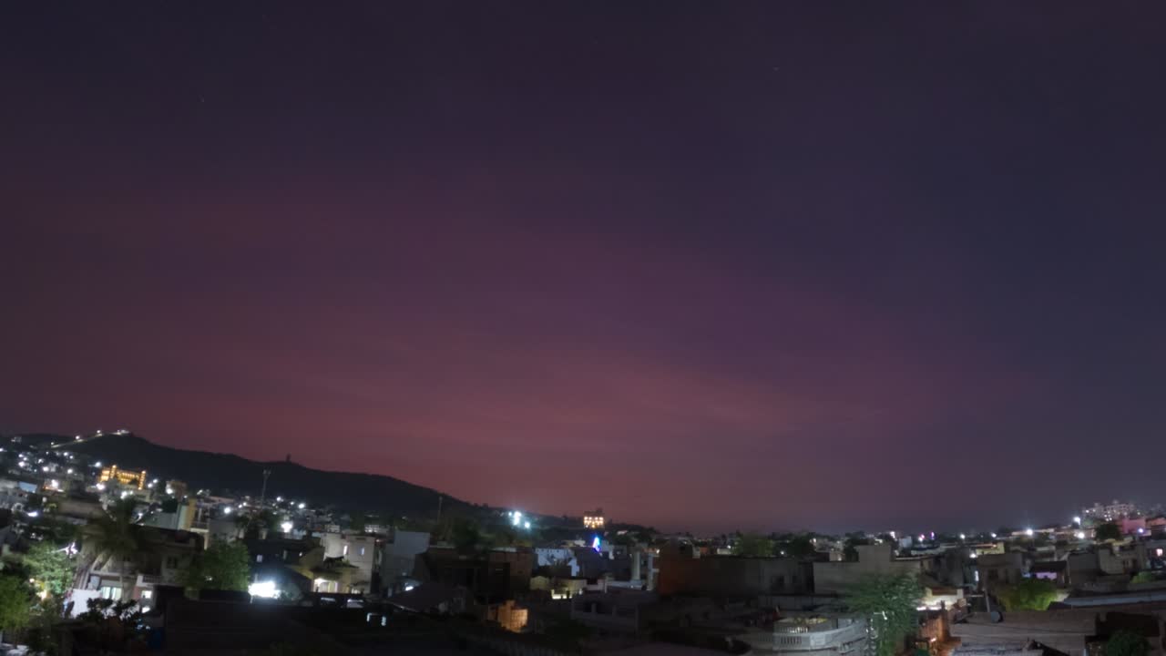 도시 위에서 4k 저녁에서 밤 시간 경과