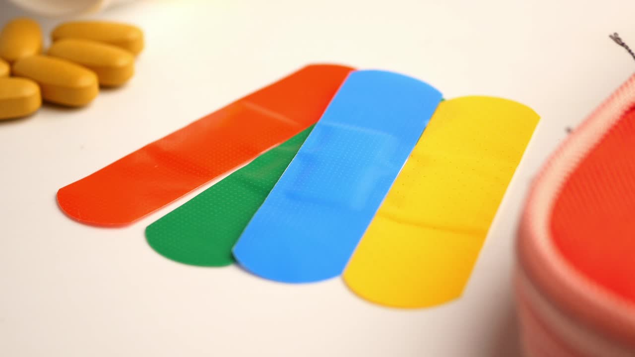 Bende adesive colorate e forniture mediche
