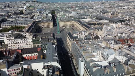 Place-Vendome-Y-El-Paisaje-Urbano-De-París,-Francia.-Avance-Aéreo