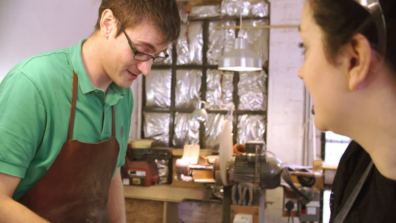 los trabajadores a medida zapateros dibujando plantilla para el último