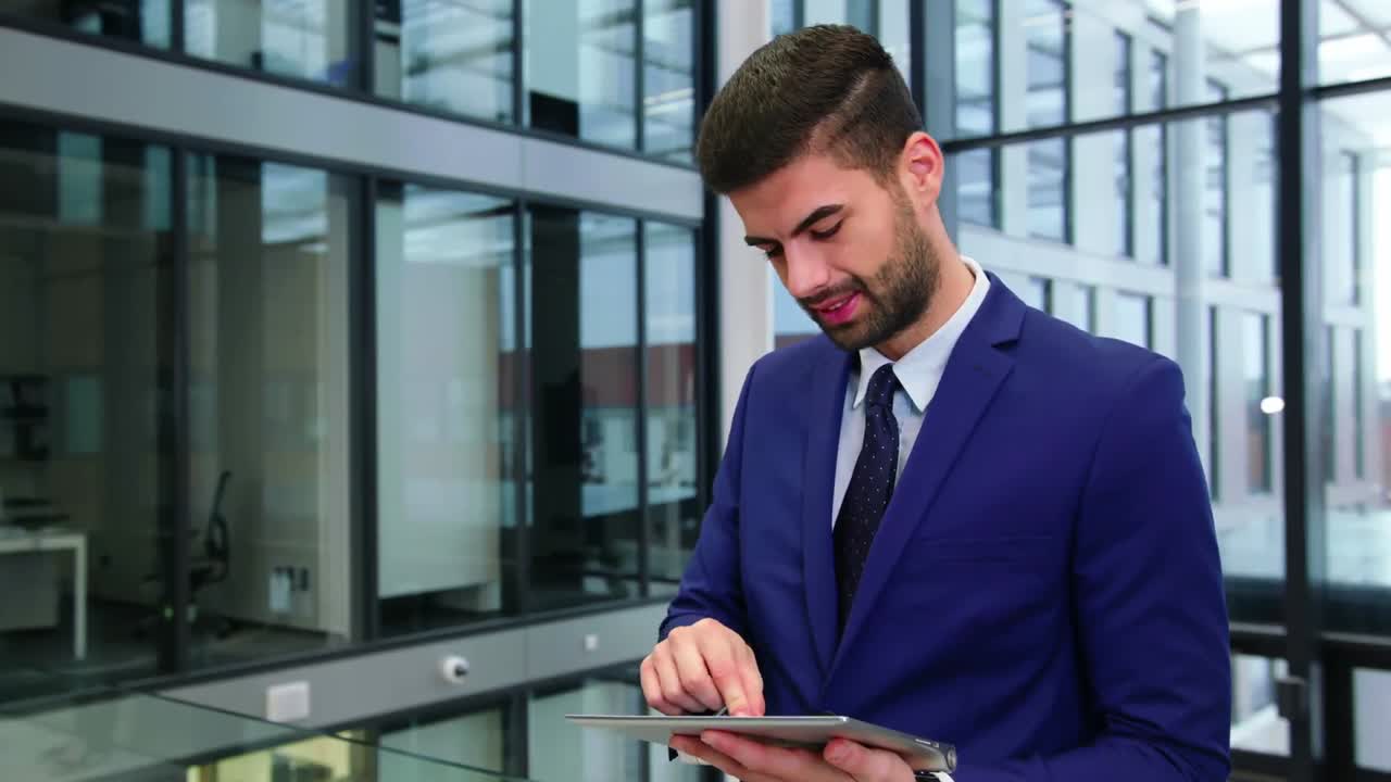 Empresário usando tablet digital