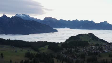 Einspielung-über-Dem-Kleinen-Dorf-Amden-Mit-Großer-Wolkenformation-Im-Tal