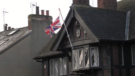 Britische-Flagge-Auf-Altem-Haus,-Zeitlupe