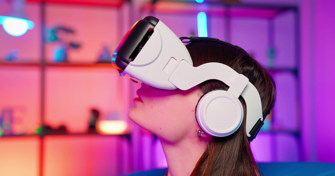 Giovane donna immersa nella realtà virtuale con visore VR e cuffie