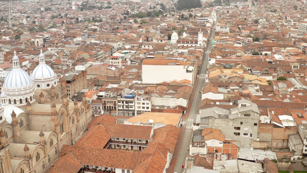 ciudad vacía de cuenca, ecuador, durante el bloqueo de la pandemia covid19 desde la perspectiva de un dron