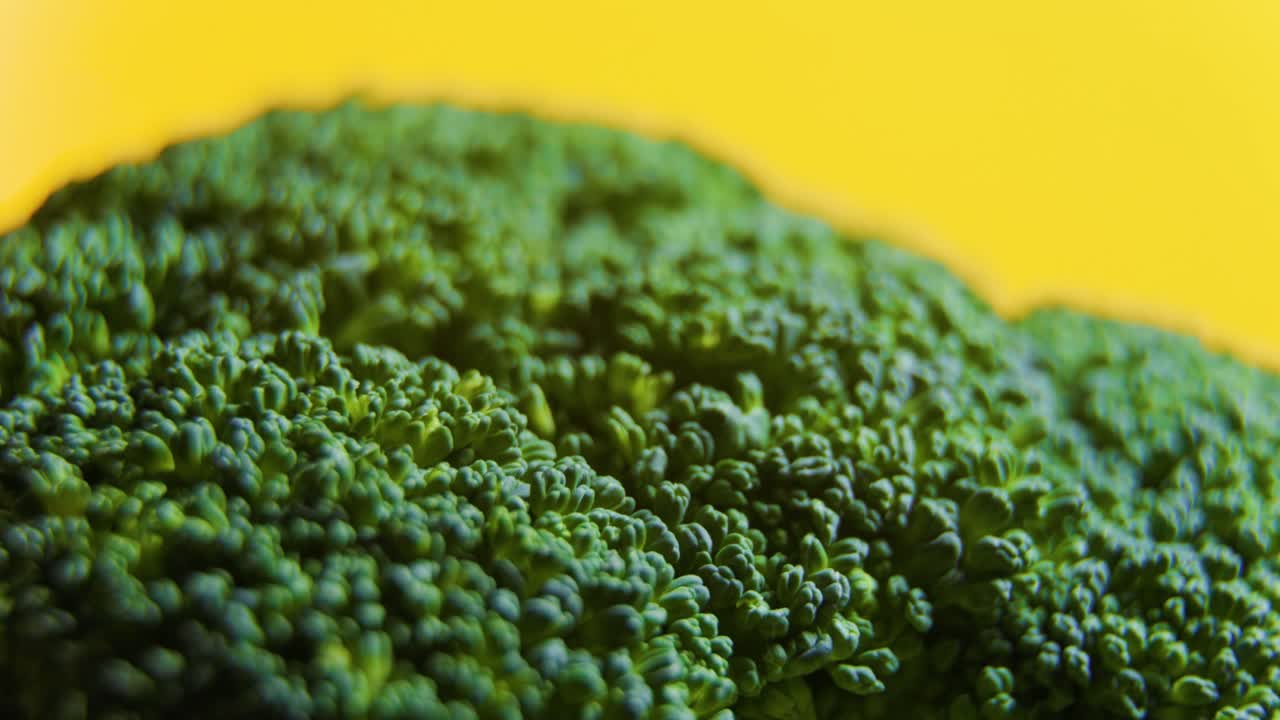 가까운 녹색 신선한 브로콜리 채소 회전