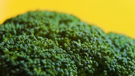 cerca de las verduras frescas de brócoli verdes girando