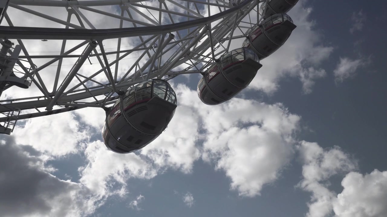 Il London Eye con cielo azzurro e nuvole bianche sullo sfondo