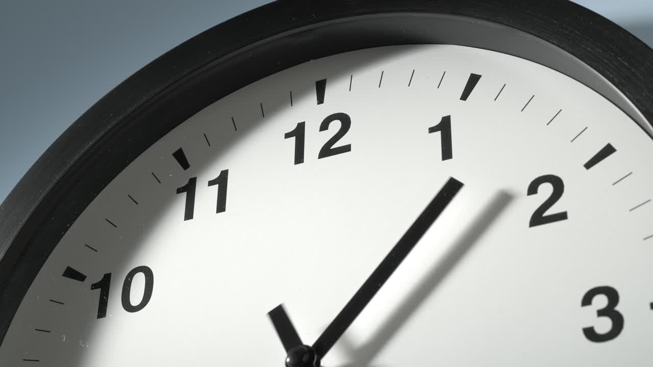 cara del reloj en la pared azul claro en el lapso de tiempo