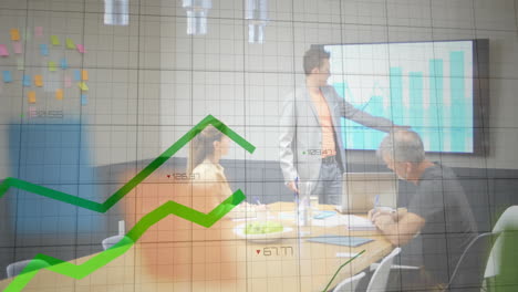 animación del procesamiento de datos sobre diversas personas de negocios que trabajan en la oficina