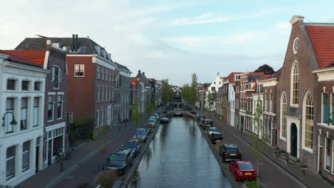 Calle-Turfmarkt-Con-Canal-Y-Arquitecturas-Típicas-En-El-Centro-De-La-Ciudad-De-Gouda,-Holanda-Del-Sur,-Países-Bajos