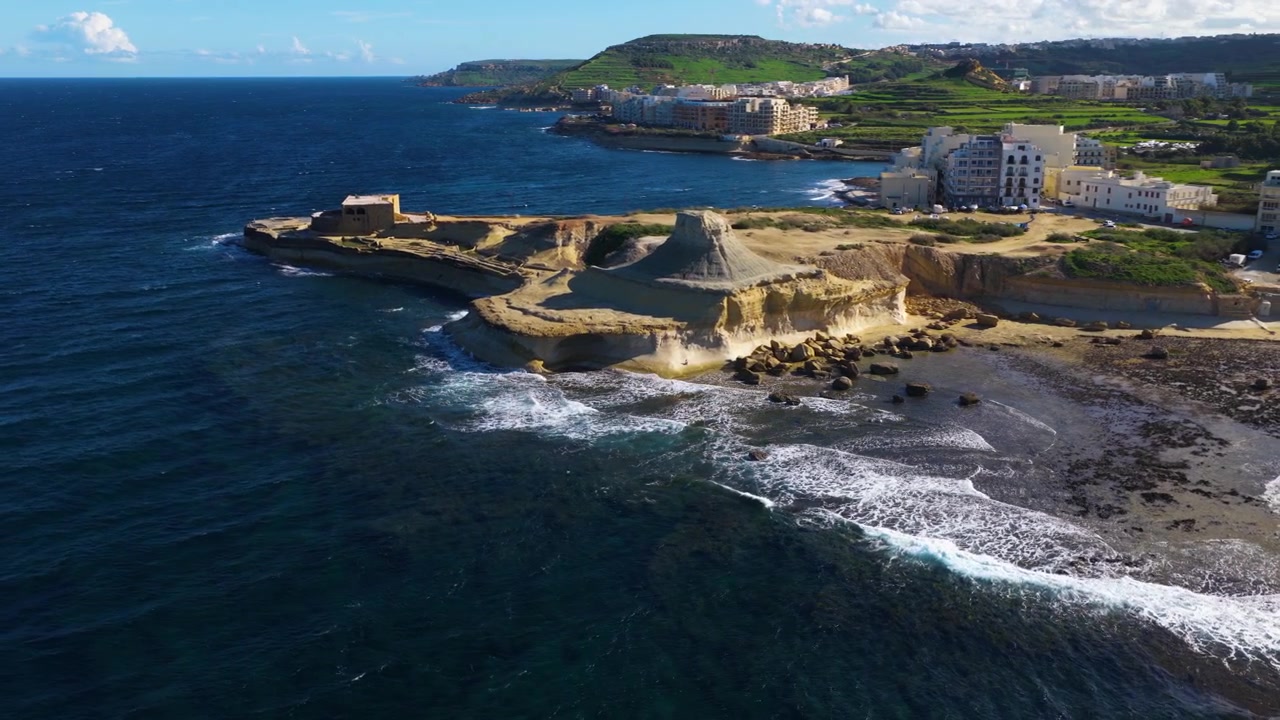 Xwejni Rots en Zoutpannen op het eiland Gozo in Malta - Luchtfoto