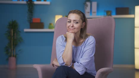 la mujer enamorada se siente feliz.