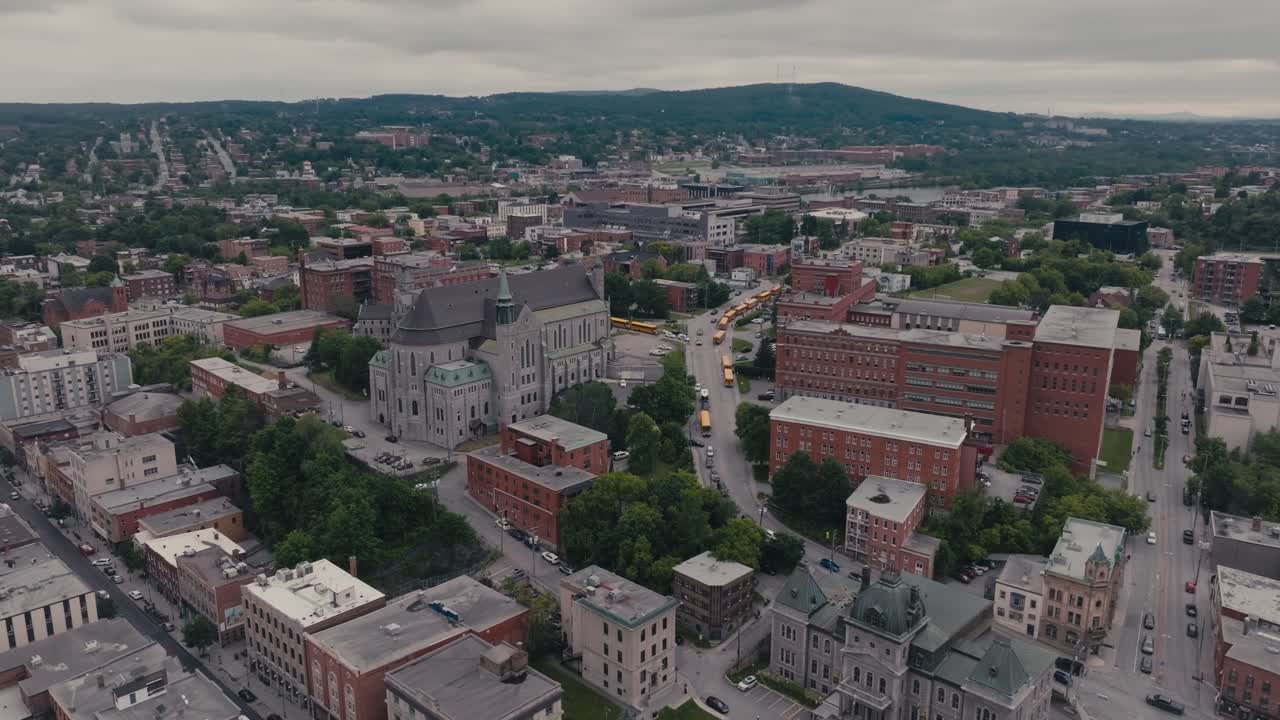 Vista panoramica di edifici urbani a Sherbrooke, Quebec, Canada - Ripresa con drone in orbita.