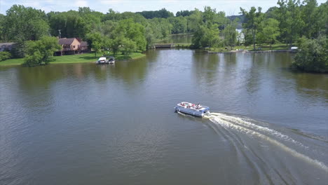 Drohnenaufnahme-Eines-Pontonbootes-Auf-Dem-Lake-Shannon,-Michigan