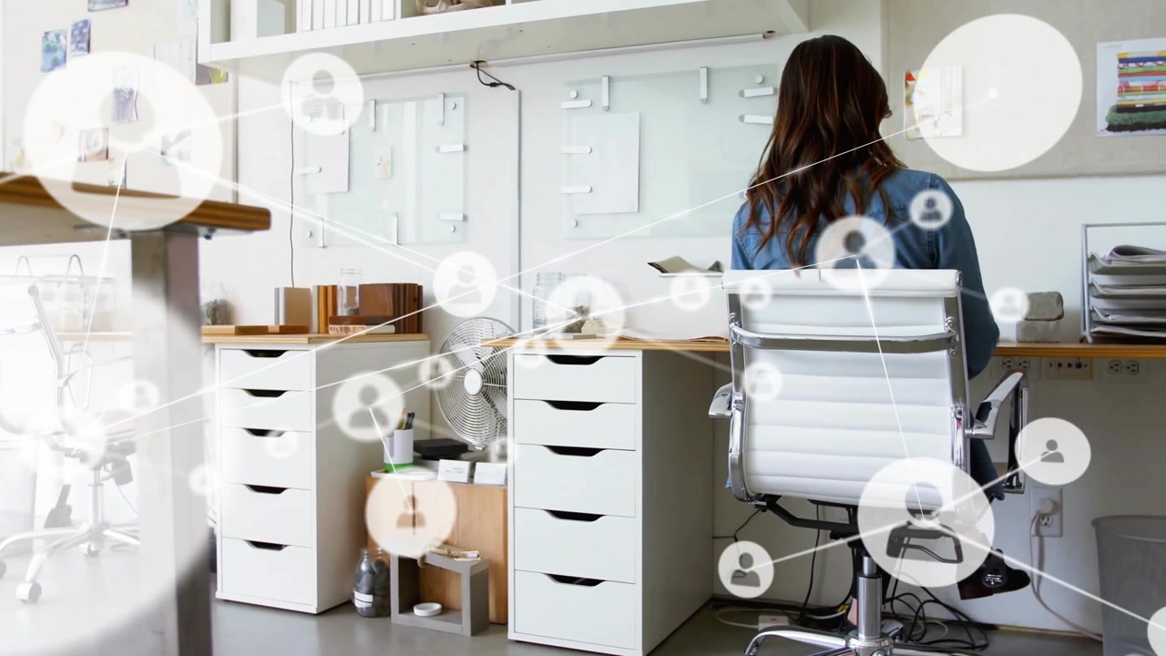 Animazione di rete di connessioni con icone di persone sovrapposta a una donna d'affari caucasica in ufficio