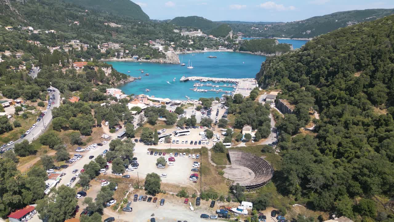 la toma descendente revela el popular destino turístico de la playa de paleokastritsa en corfú, grecia