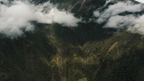 Malerische-Aussicht-Auf-Die-Berglandschaft,-Umgeben-Vom-Vulkan-Tungurahua-In-Ecuador