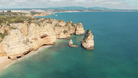 Formaciones-Rocosas-De-Acantilados-De-Islotes-A-Lo-Largo-De-La-Costa-De-Lagos,-Algarve
