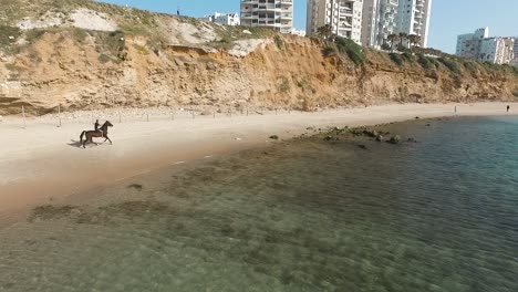 Horse-ride-at-the-beach