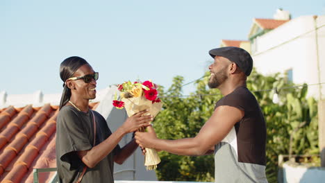 plano medio de gay feliz aceptando flores de amante al aire libre