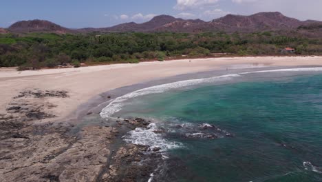 wunderschöner strand namens playa ventanas an der pazifikküste von costa rica