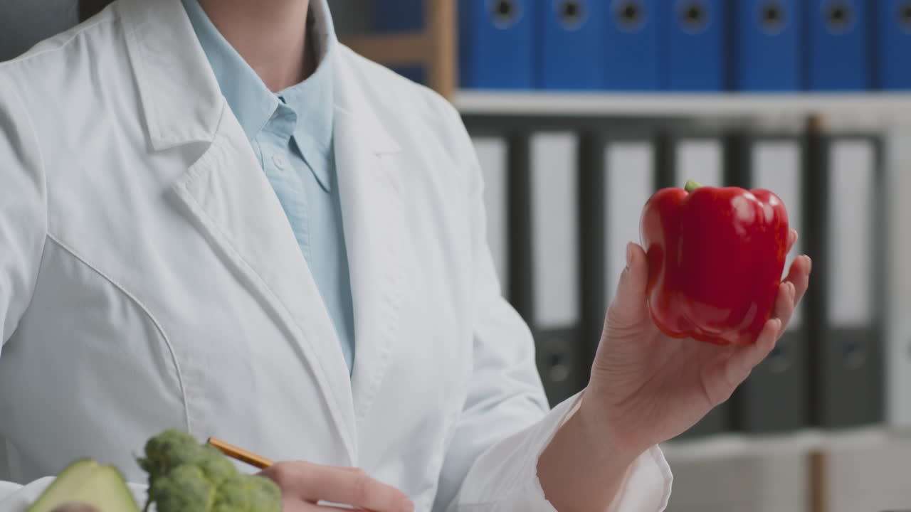 nutricionista que examina las verduras