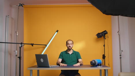 famoso creador de contenido feliz
