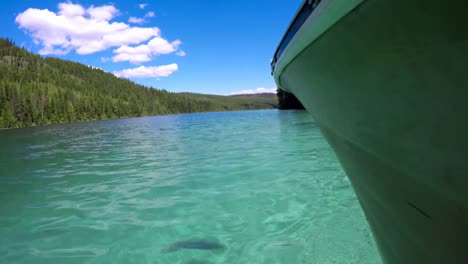 barco en el río turquesa 4k