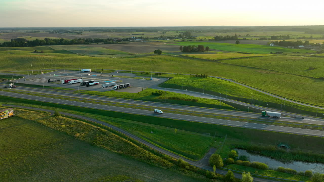 초록색 으로 둘러싸인 고속도로 교차로와 휴식 공간의 공중 사진