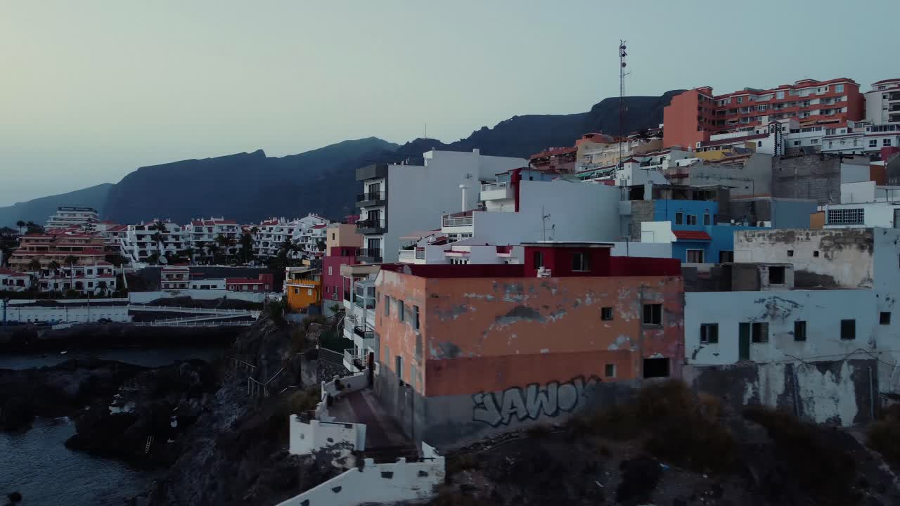 edificios en los gigantes en tenerife