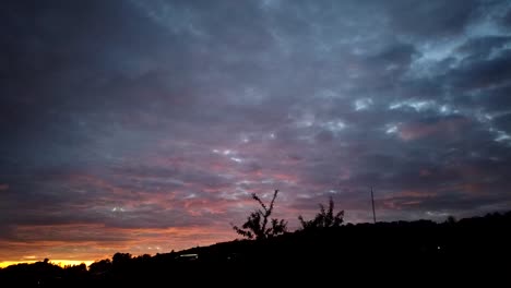 un cielo con nubes con el sol asomando, en el estilo de manapunk, azul marino oscuro y ámbar, #vfxfriday, conmovedor, utiliza, foto mate, timelapse, el sol se pone