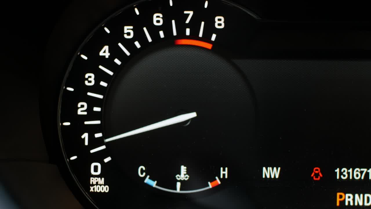 la flecha del tacómetro digital en el tablero de un coche moderno