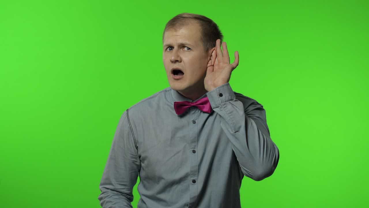 혼란스러운 남자, 청각 장애, 더 큰 소리로 말하고, 듣기 어렵고, 조용한 대화.