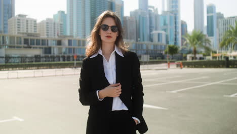 elegante mujer de negocios al aire libre