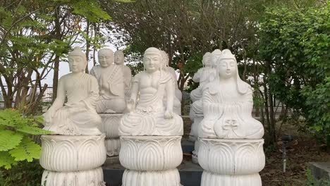 hilera de estatuas de monjes budistas en el parque ecológico de kolkata