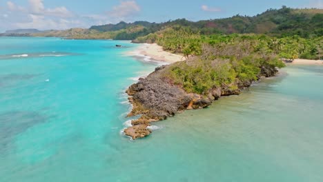 Turquoise-waters-and-pristine-nature-at-Playa-Rincon-beach,-Las-Galeras-in-Dominican-Republic