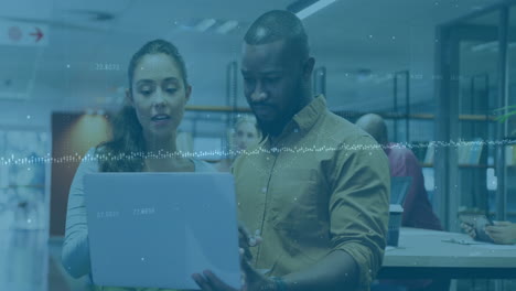 animación del procesamiento de datos financieros sobre diversas personas de negocios en la oficina