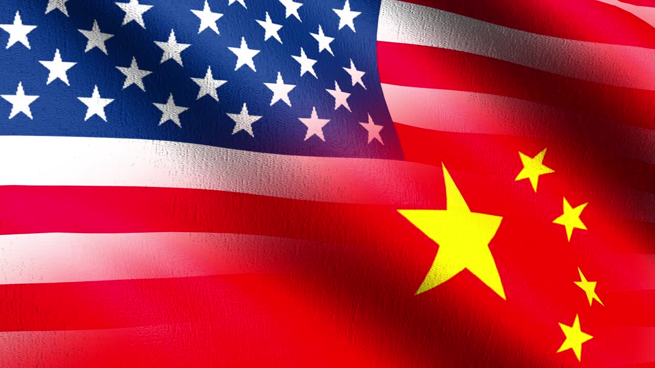 シームレスループ 4Kビデオ。アメリカ合衆国またはUSA対中国の国旗が風になびく。揺れるサインの3Dレンダリングイラストレーション。国際紛争。危機との戦い。