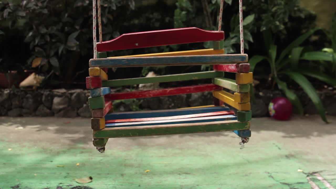 columpio colorido se balancea en el viento en cartagena colombia