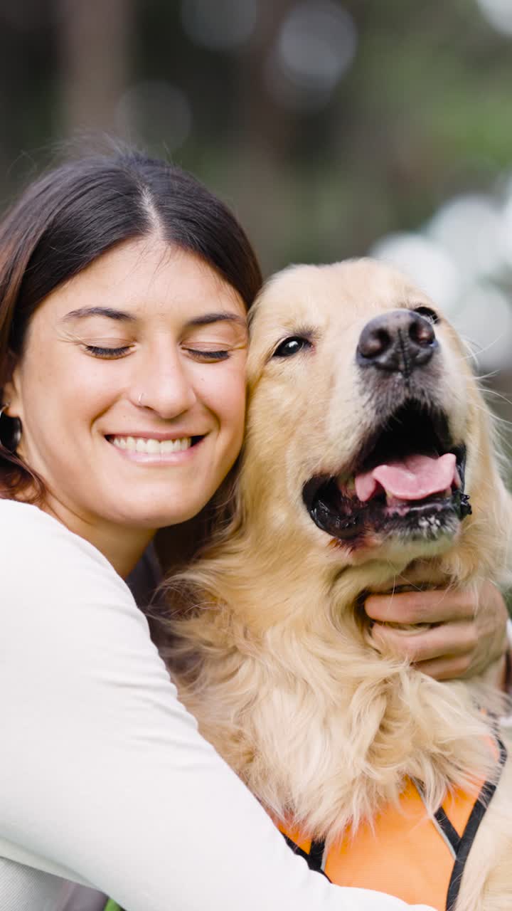 Mujer abrazando a su golden retriever