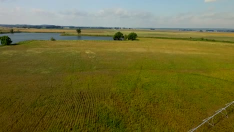 antena de vuelo bajo sobre tierras de cultivo que se eleva lentamente en el aire
