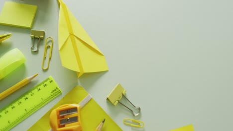 video de la composición del equipo escolar amarillo en superficie beige con espacio para copiar